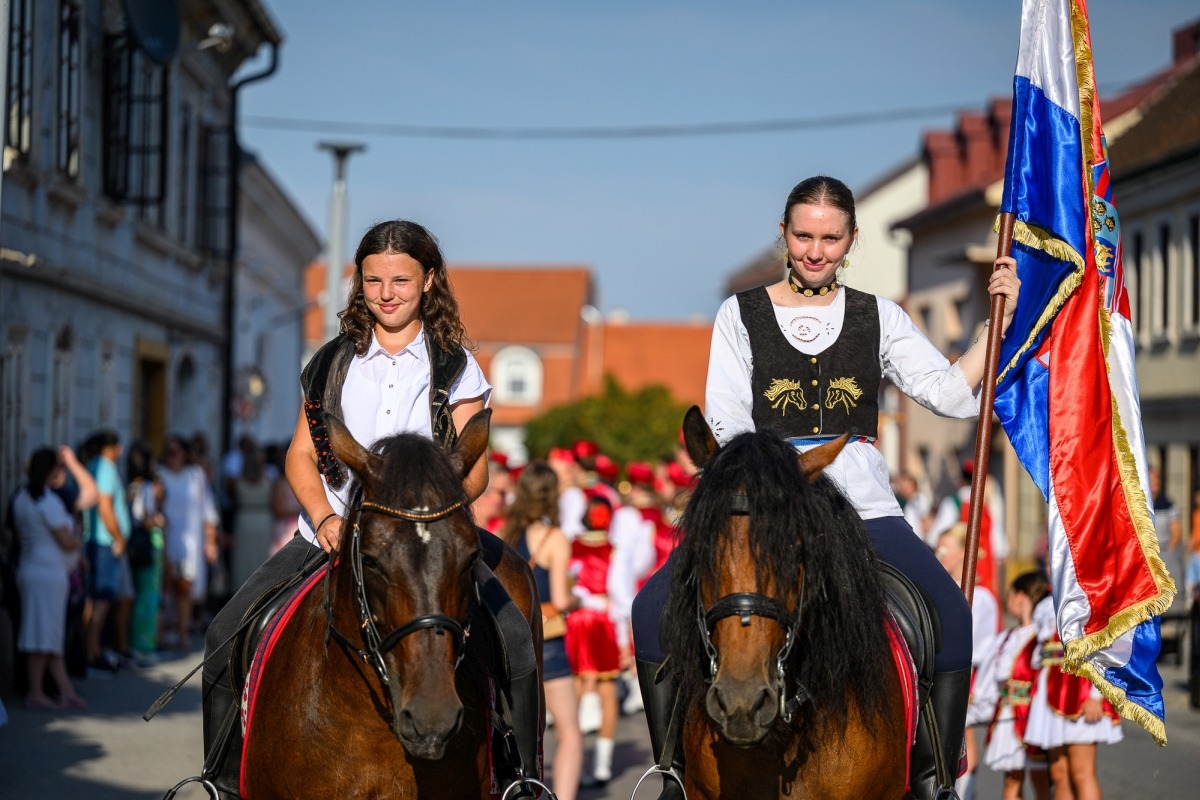 Prva večer festivala Zlatne žice Slavonije: Najgizdavija Šokica Angela Butorac, u finalu Divne godine