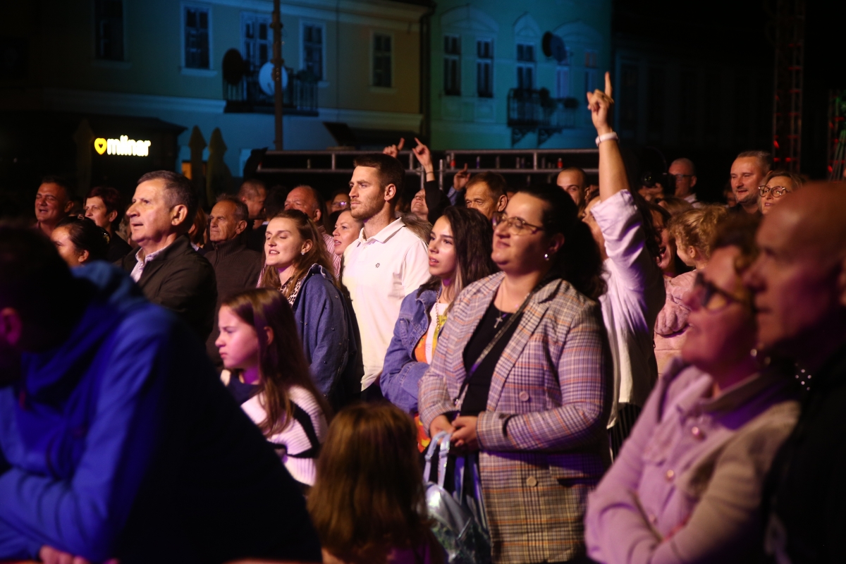 FOTO: Prljavci napunili Trg Sv. Trojstva u Požegi i oduševili publiku
