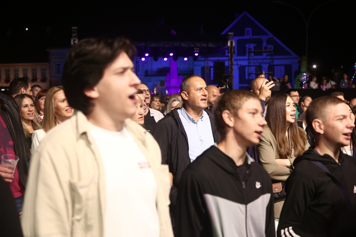 FOTO: Prljavci napunili Trg Sv. Trojstva u Požegi i oduševili publiku