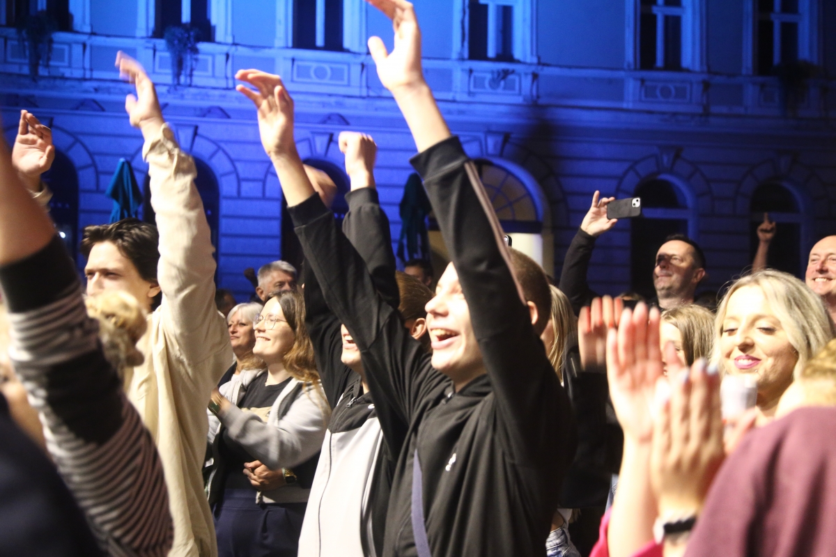 FOTO: Prljavci napunili Trg Sv. Trojstva u Požegi i oduševili publiku