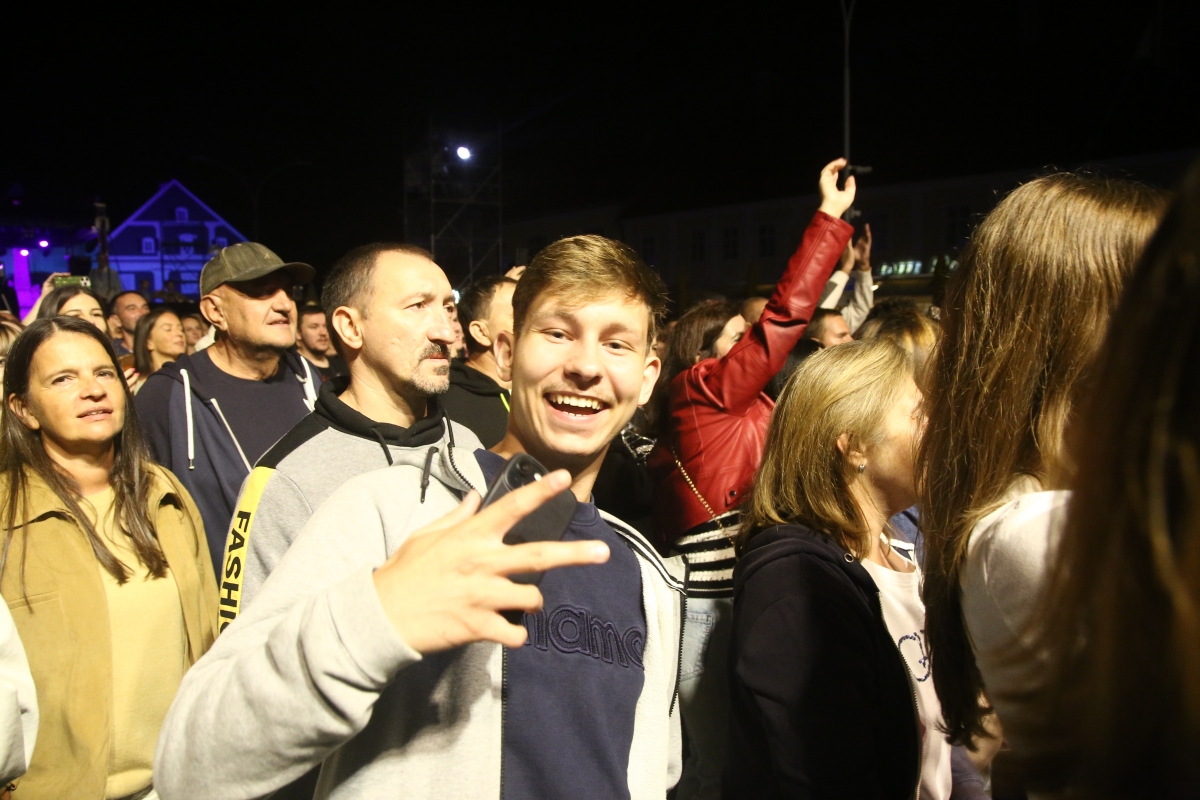 FOTO: Prljavci napunili Trg Sv. Trojstva u Požegi i oduševili publiku