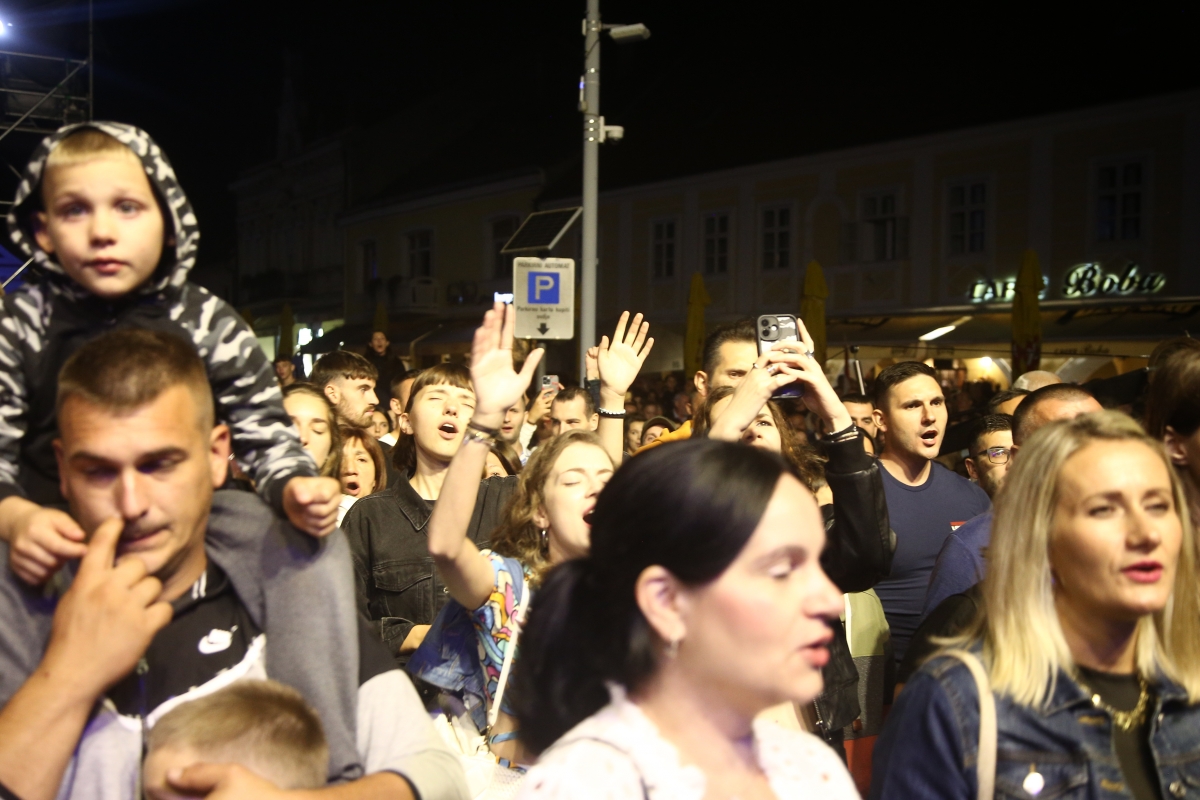 FOTO: Prljavci napunili Trg Sv. Trojstva u Požegi i oduševili publiku
