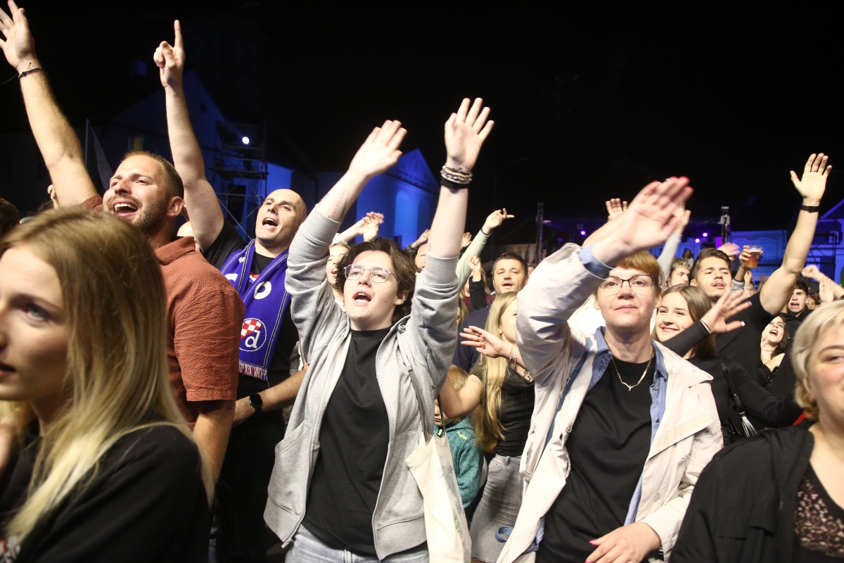 FOTO: Prljavci napunili Trg Sv. Trojstva u Požegi i oduševili publiku