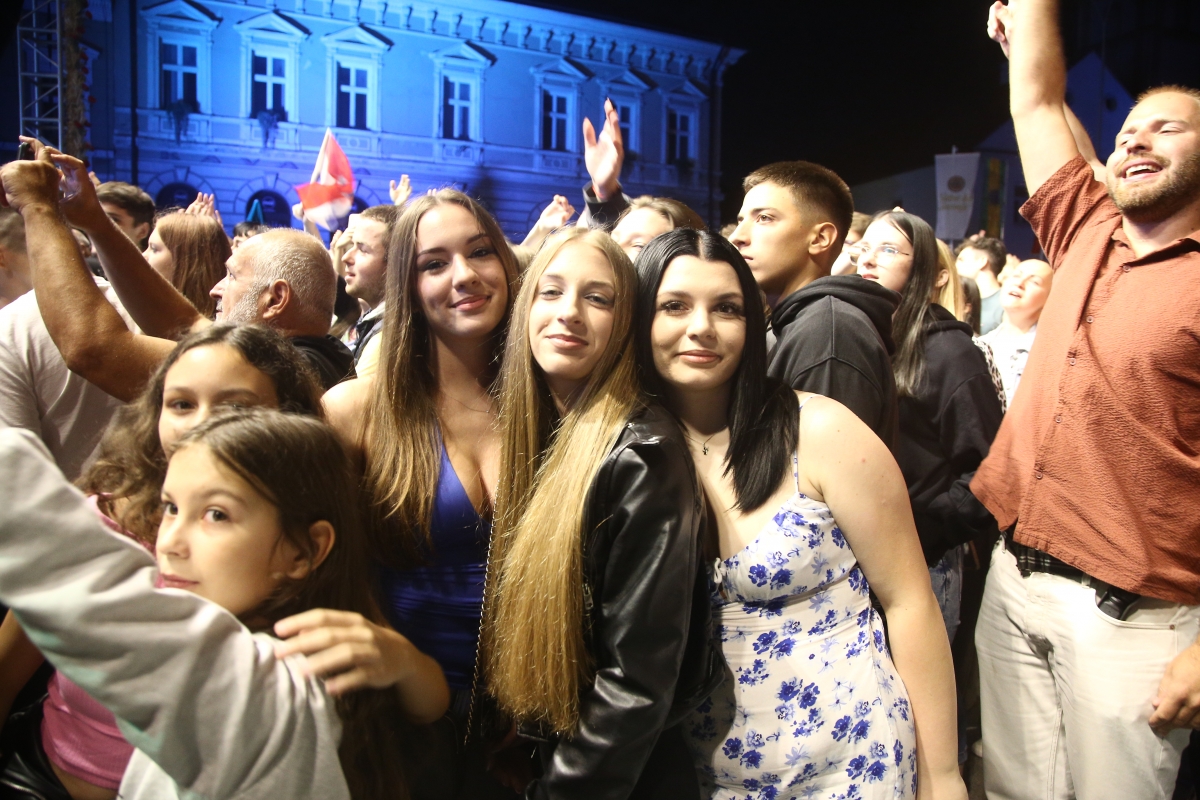 FOTO: Prljavci napunili Trg Sv. Trojstva u Požegi i oduševili publiku