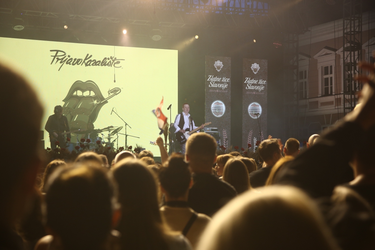 FOTO: Prljavci napunili Trg Sv. Trojstva u Požegi i oduševili publiku