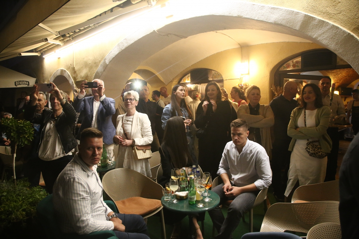 FOTO: Prljavci napunili Trg Sv. Trojstva u Požegi i oduševili publiku