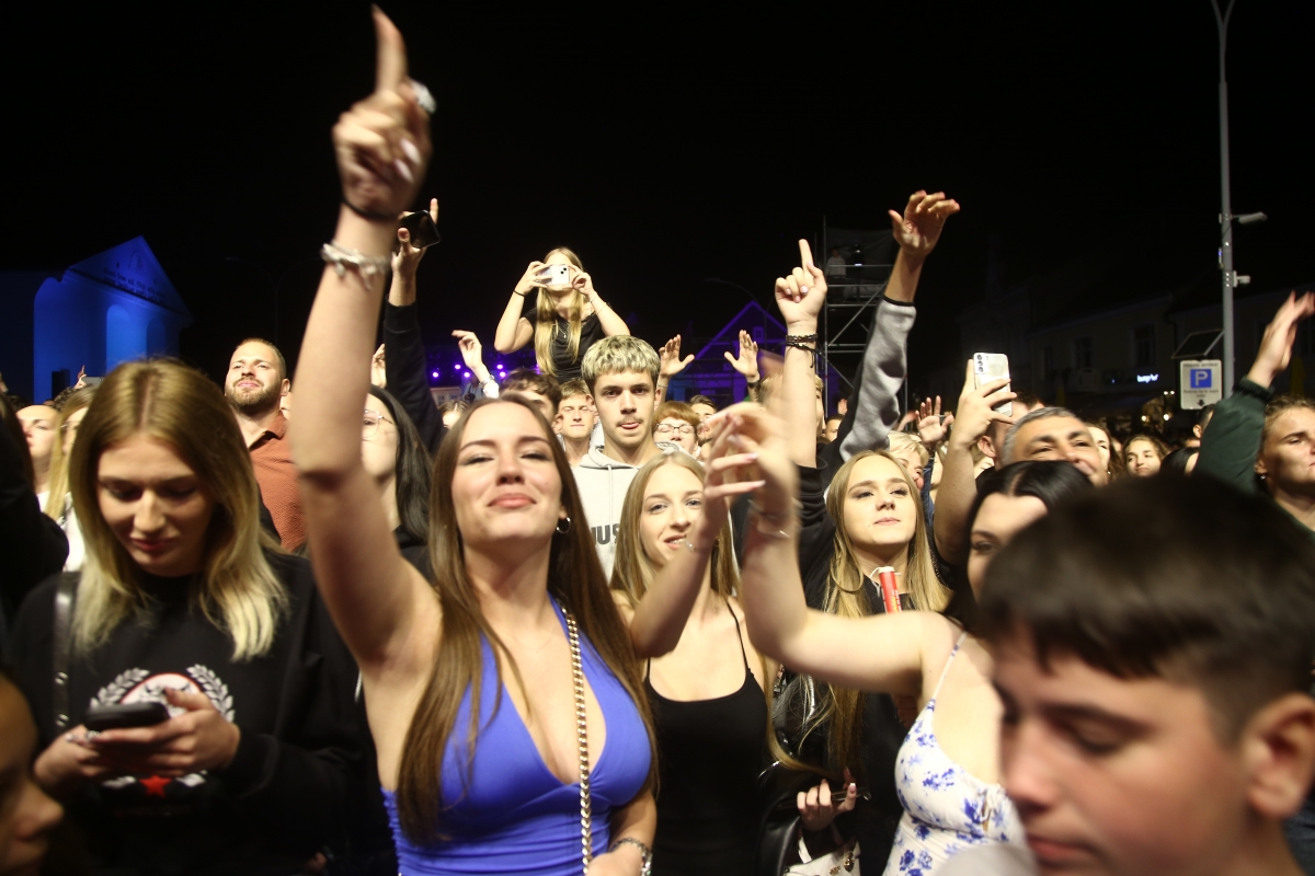 FOTO: Prljavci napunili Trg Sv. Trojstva u Požegi i oduševili publiku