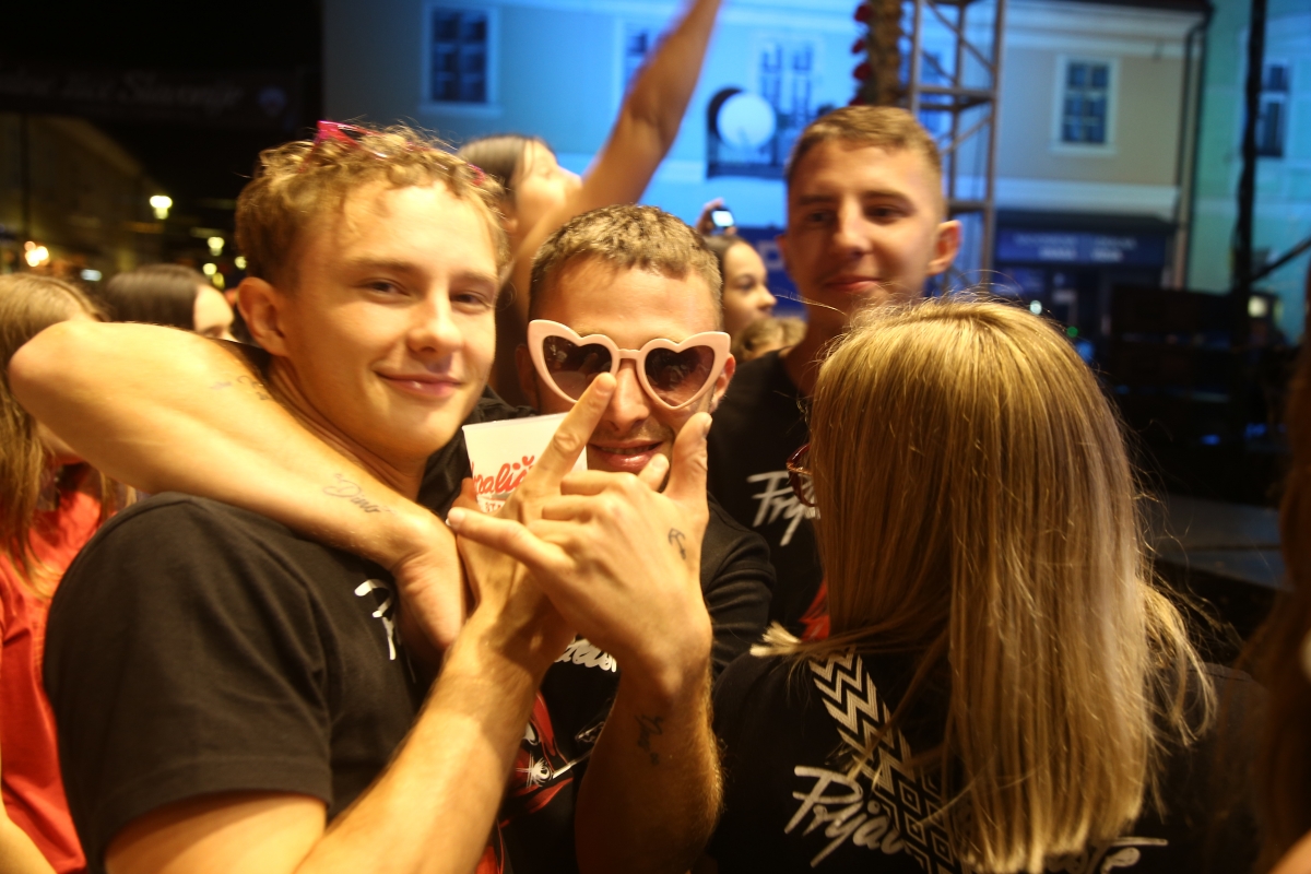 FOTO: Prljavci napunili Trg Sv. Trojstva u Požegi i oduševili publiku