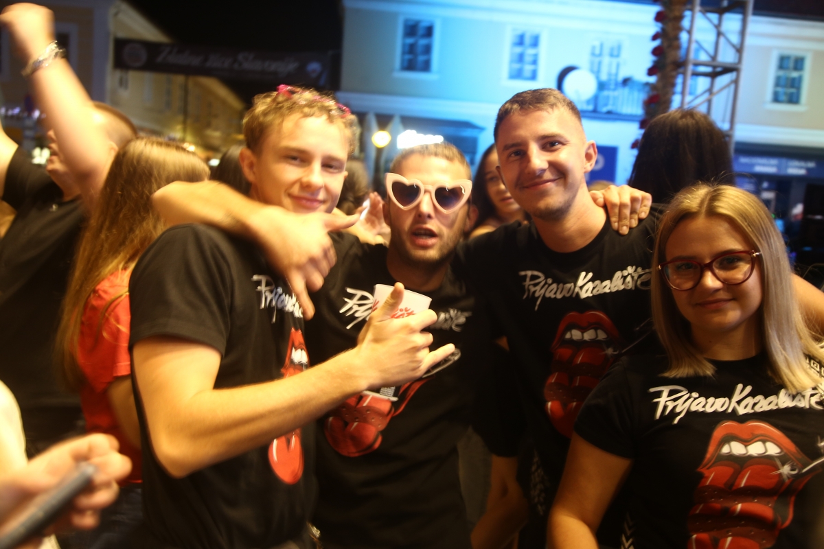 FOTO: Prljavci napunili Trg Sv. Trojstva u Požegi i oduševili publiku