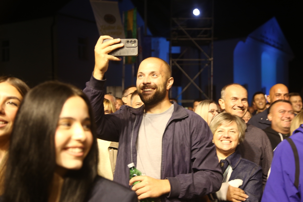 FOTO: Prljavci napunili Trg Sv. Trojstva u Požegi i oduševili publiku
