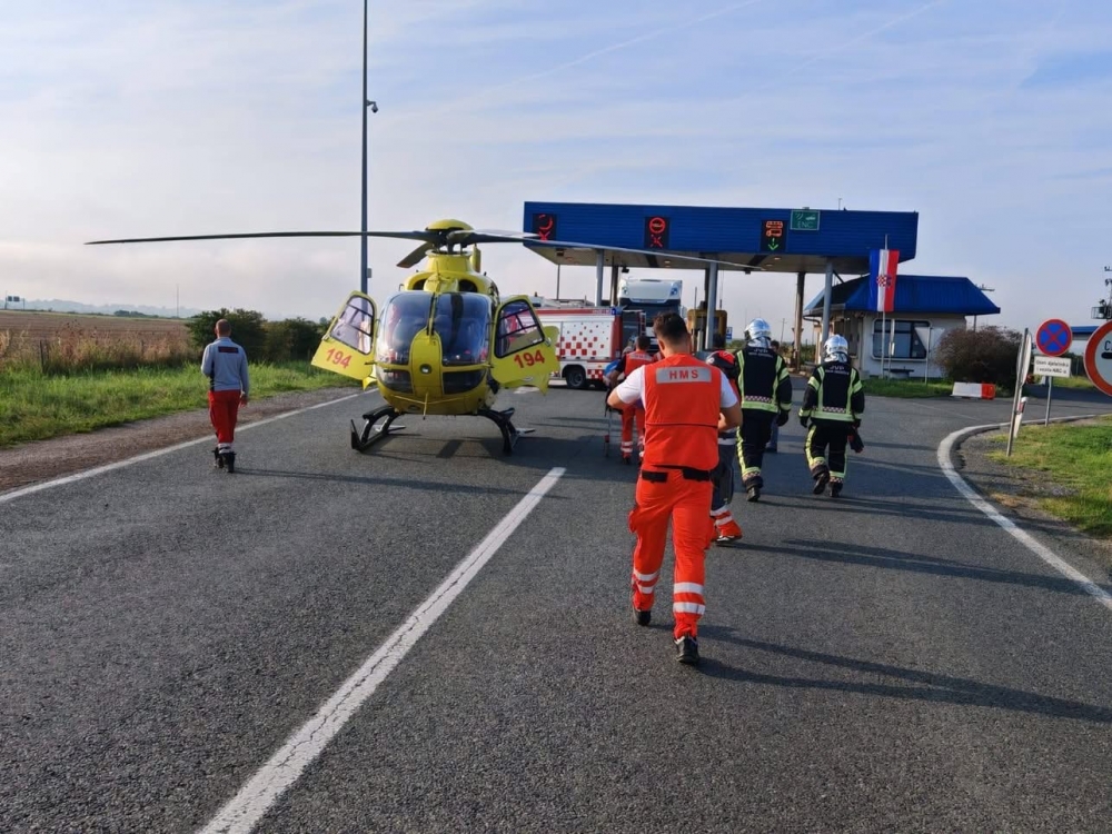 Helikopter jutros sletio kod naplatnih kućica u Novoj Gradišci, stigli po ženu koju je Hitna već vozila u bolnicu