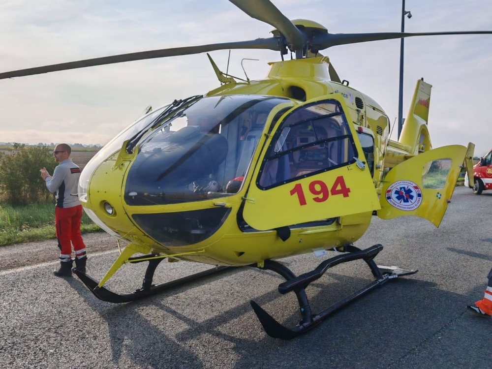 Helikopter jutros sletio kod naplatnih kućica u Novoj Gradišci, stigli po ženu koju je Hitna već vozila u bolnicu