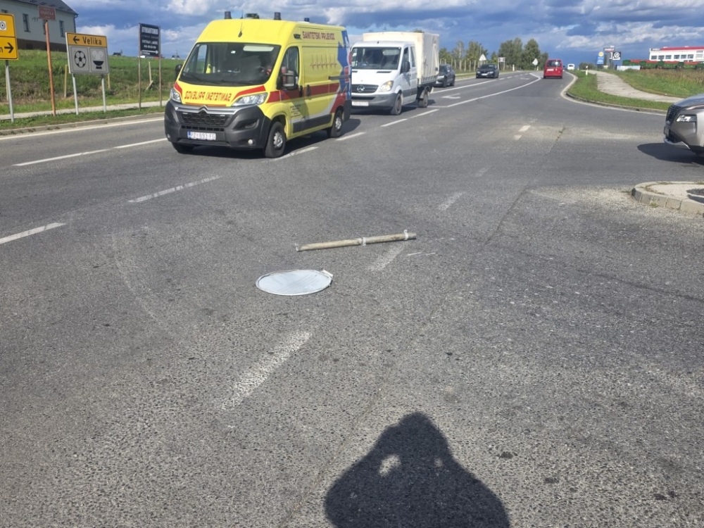 Prometni znak završio nasred kolnika