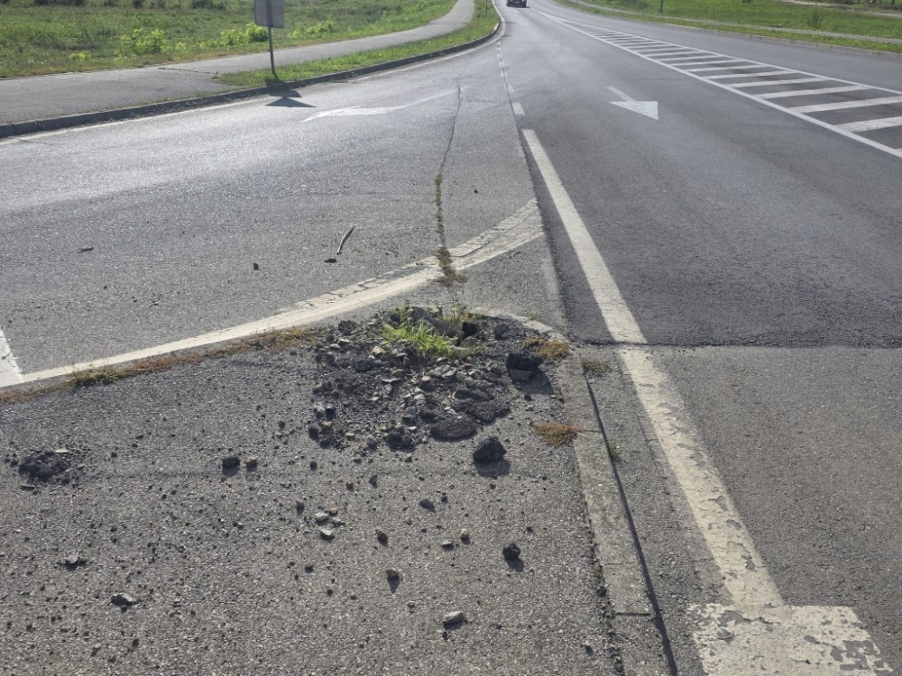 Prometni znak završio nasred kolnika