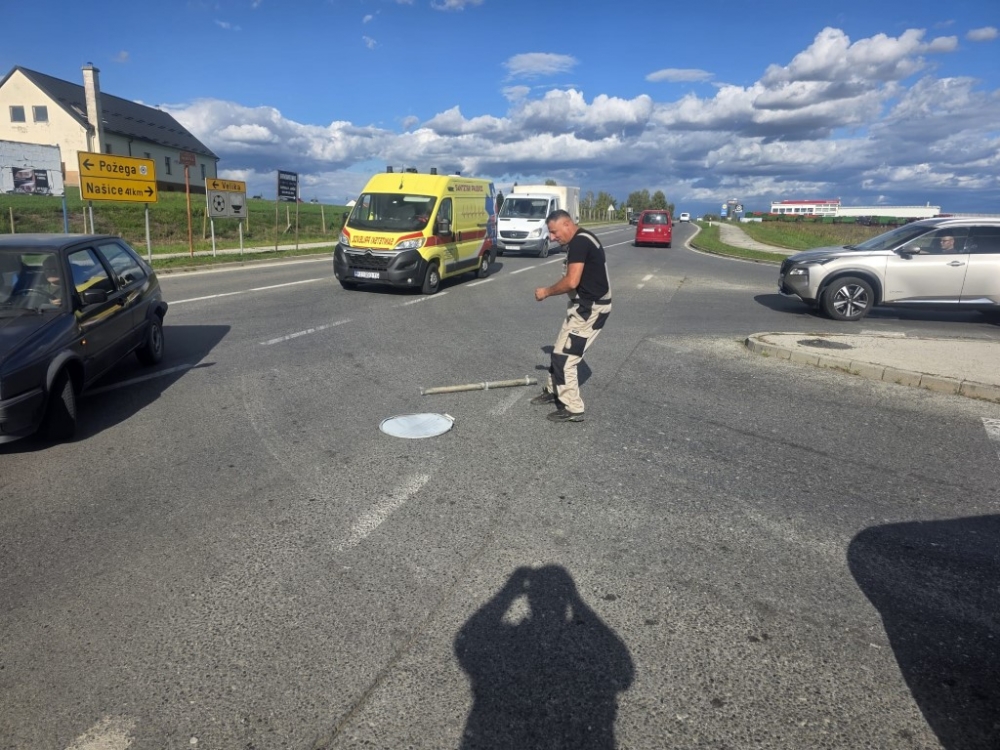 Prometni znak završio nasred kolnika