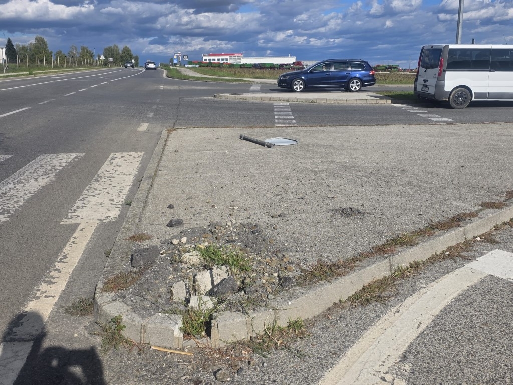 Prometni znak završio nasred kolnika