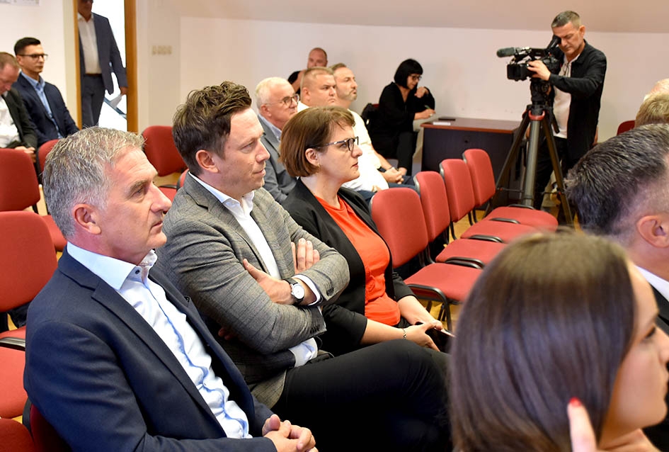 Zlatne kune dobile tvrtke Lipik glas, Usluga i Legac partner