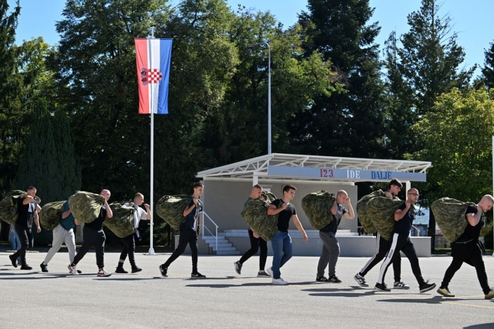 Novi naraštaj ročnika i ročnica stigao u Požegu na dragovoljno vojno osposobljavanje