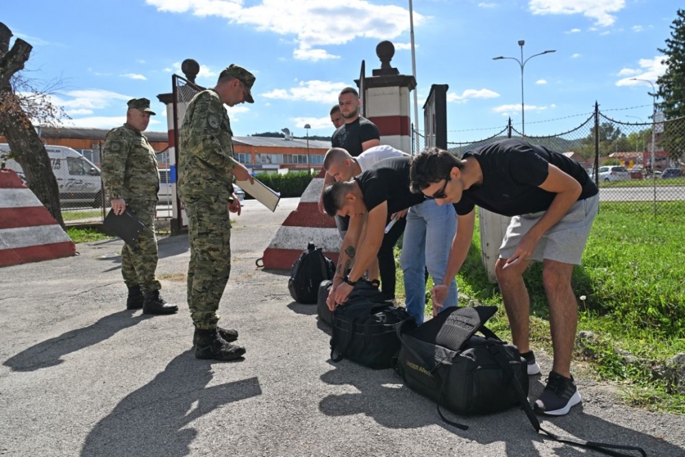 Novi naraštaj ročnika i ročnica stigao u Požegu na dragovoljno vojno osposobljavanje