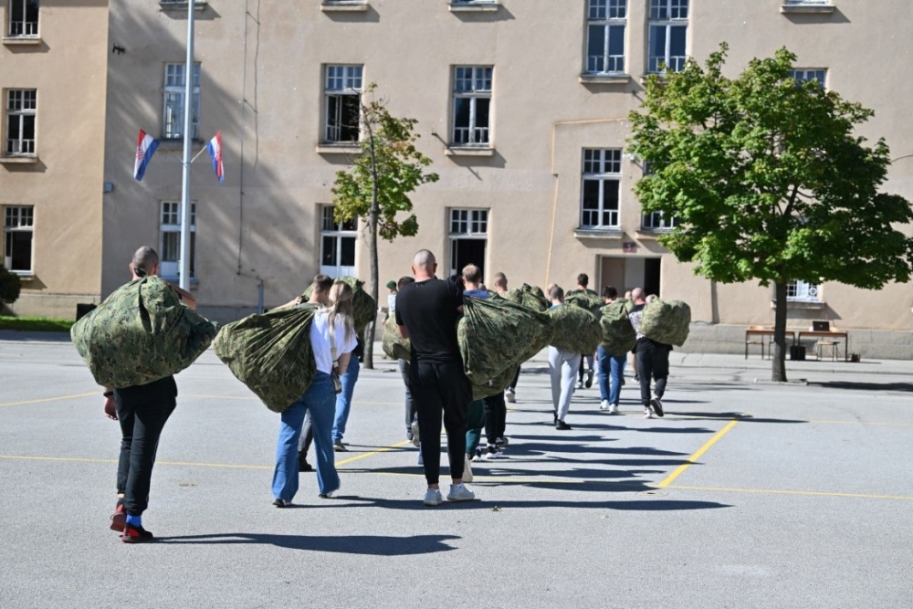 Novi naraštaj ročnika i ročnica stigao u Požegu na dragovoljno vojno osposobljavanje