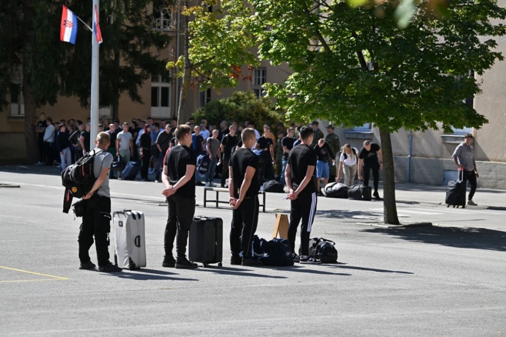 Novi naraštaj ročnika i ročnica stigao u Požegu na dragovoljno vojno osposobljavanje