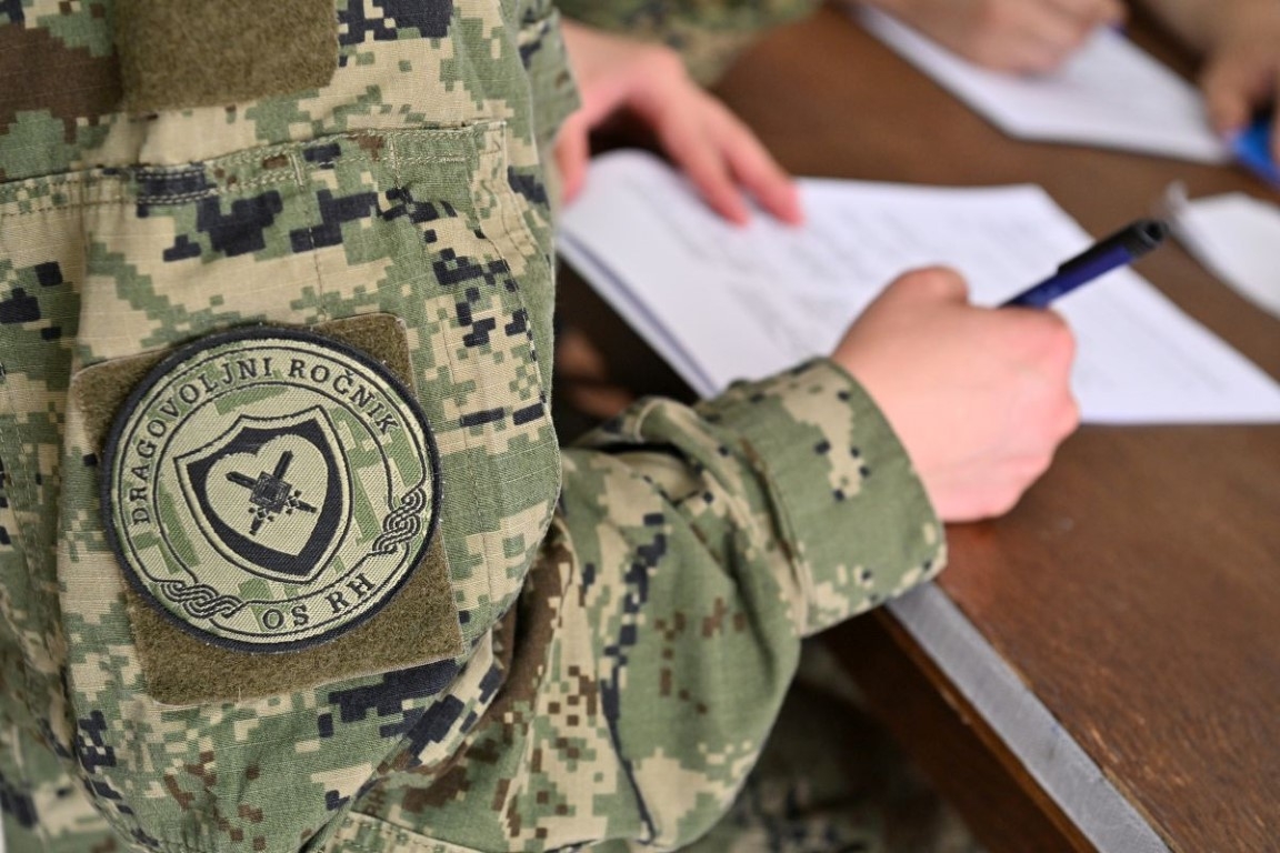 Novi naraštaj ročnika i ročnica stigao u Požegu na dragovoljno vojno osposobljavanje