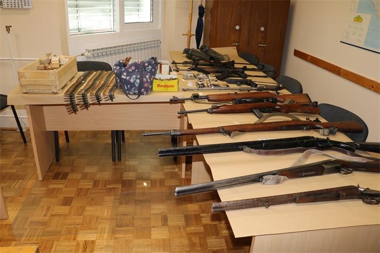 Arsenal naoružanja i veća količina duhana pronađena kod 43-godišnjakinje i 63-godišnjaka u Ljeskovici