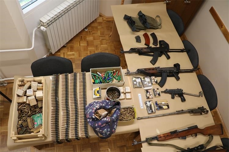 Arsenal naoružanja i veća količina duhana pronađena kod 43-godišnjakinje i 63-godišnjaka u Ljeskovici