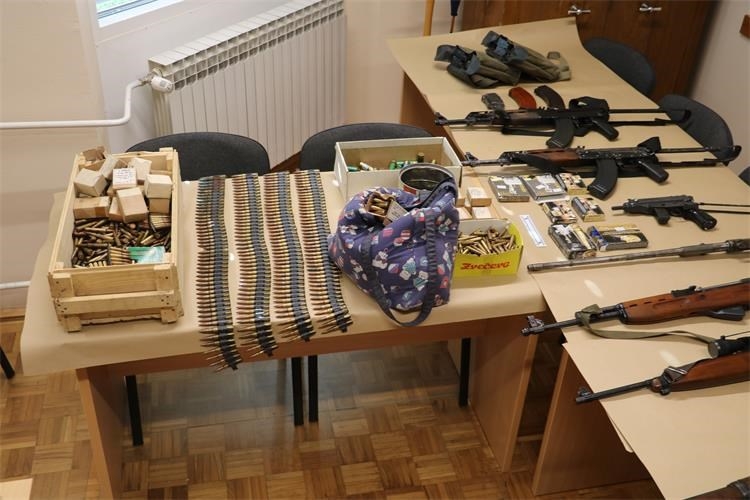 Arsenal naoružanja i veća količina duhana pronađena kod 43-godišnjakinje i 63-godišnjaka u Ljeskovici