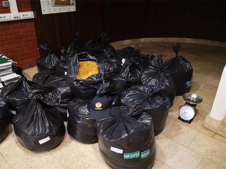 Arsenal naoružanja i veća količina duhana pronađena kod 43-godišnjakinje i 63-godišnjaka u Ljeskovici