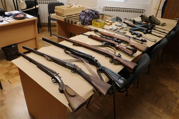 Arsenal naoružanja i veća količina duhana pronađena kod 43-godišnjakinje i 63-godišnjaka u Ljeskovici