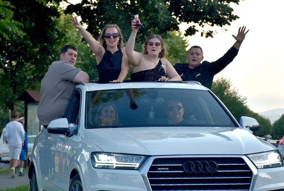 Svatovsko veselje podijelili s prolaznicima Kutjeva