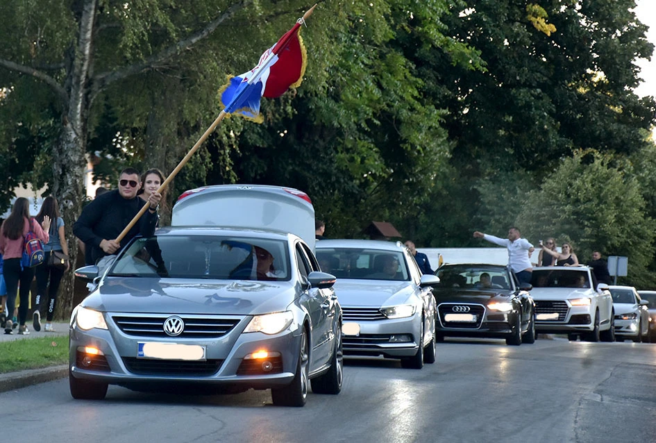 Svatovsko veselje podijelili s prolaznicima Kutjeva