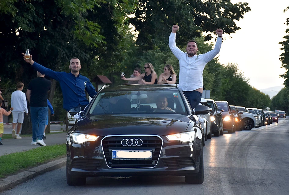 Svatovsko veselje podijelili s prolaznicima Kutjeva