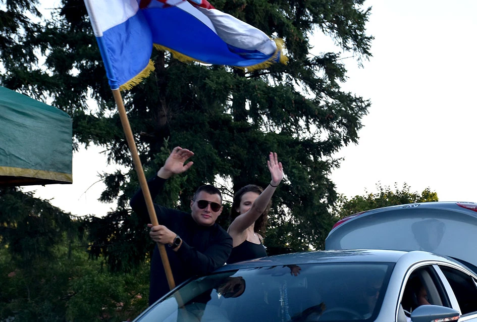 Svatovsko veselje podijelili s prolaznicima Kutjeva