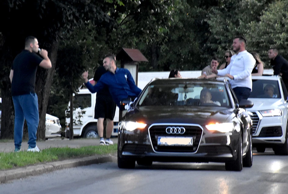 Svatovsko veselje podijelili s prolaznicima Kutjeva