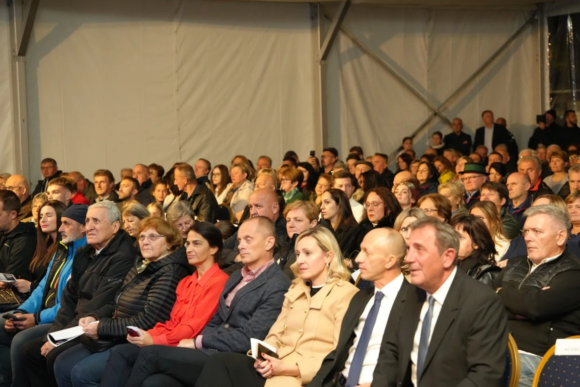 Zapažen nastup požeških  tamburaša Astal na Lika Festu