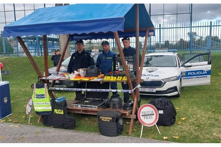 Mali Pleterničani na velikom zadatku: upoznali posao policajaca i uključili sirene!
