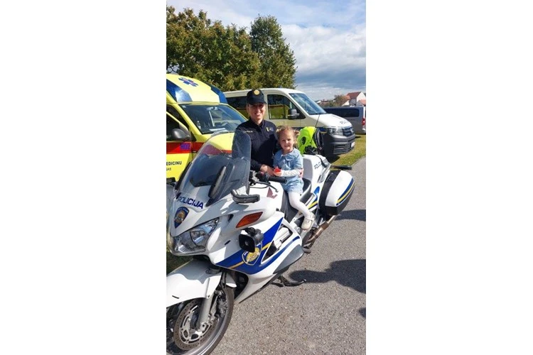 Mali Pleterničani na velikom zadatku: upoznali posao policajaca i uključili sirene!