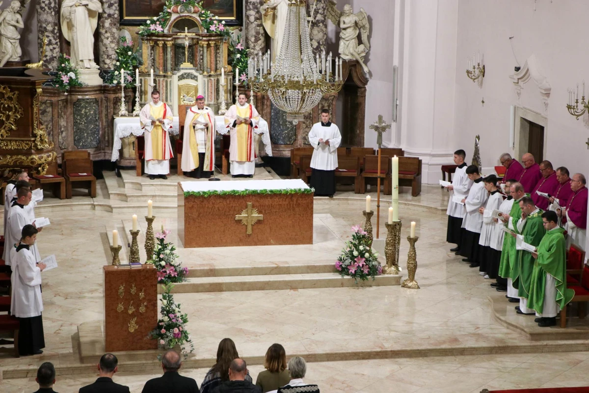 Molitveno bdijenje u požeškoj Katedrali u predvečerje svetkovine sv. Terezije