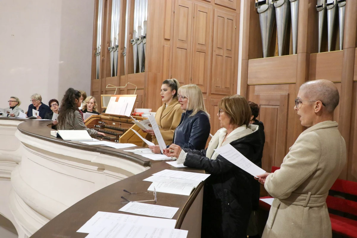 Molitveno bdijenje u požeškoj Katedrali u predvečerje svetkovine sv. Terezije