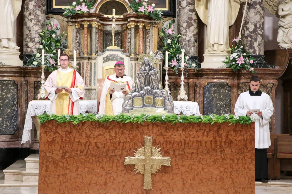 Molitveno bdijenje u požeškoj Katedrali u predvečerje svetkovine sv. Terezije