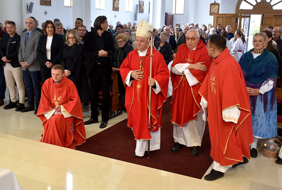 Kula – novo korijenje na slavonskoj zemlji: Hrvati iz Hrtkovaca ponovno zajedno u znaku vjere, zahvalnosti i sjećanja