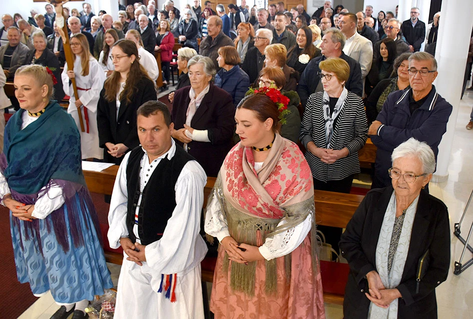 Kula – novo korijenje na slavonskoj zemlji: Hrvati iz Hrtkovaca ponovno zajedno u znaku vjere, zahvalnosti i sjećanja