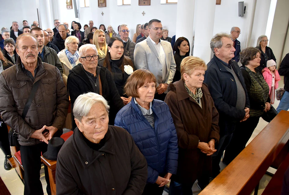 Kula – novo korijenje na slavonskoj zemlji: Hrvati iz Hrtkovaca ponovno zajedno u znaku vjere, zahvalnosti i sjećanja