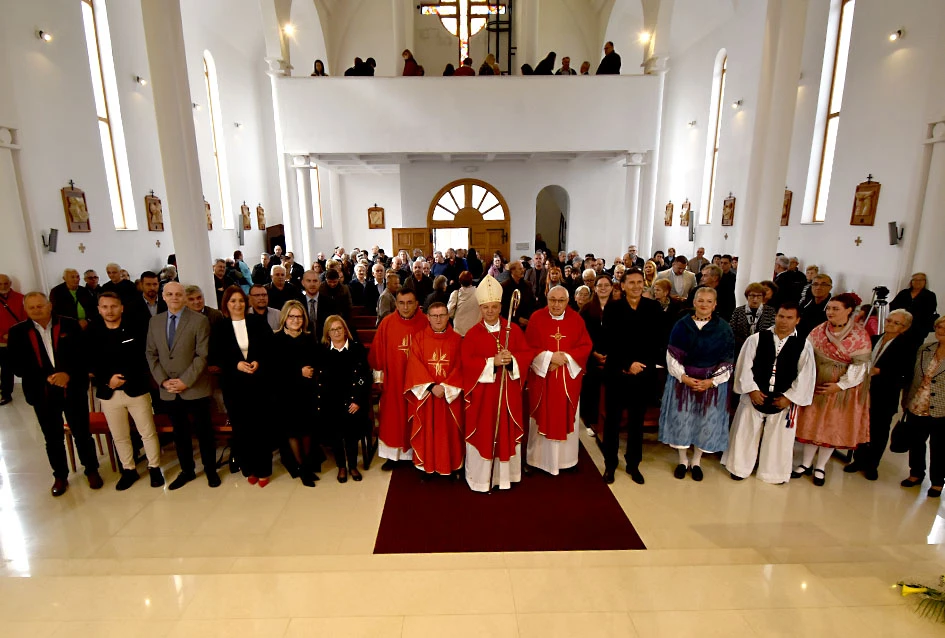 Kula – novo korijenje na slavonskoj zemlji: Hrvati iz Hrtkovaca ponovno zajedno u znaku vjere, zahvalnosti i sjećanja