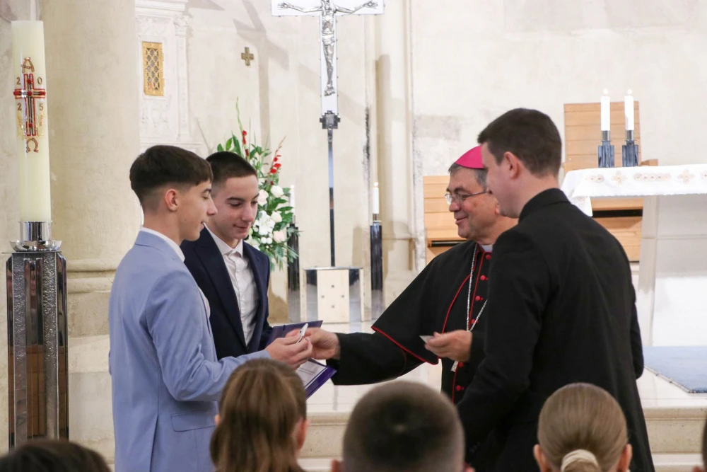 Srce za mlade: Požeška biskupija dodijelila 183 stipendije učenicima i studentima