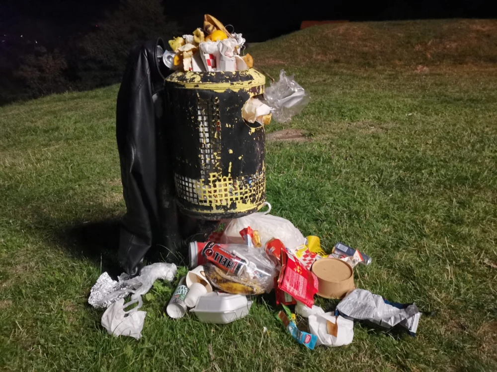 Ružan prizor na Požeškoj gori:  Košare za smeće već danima  pretrpane