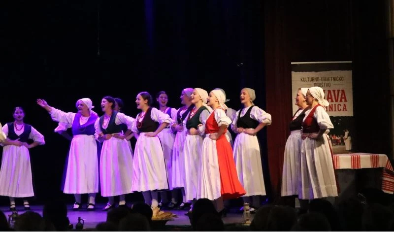 Večer emocija i ponosa: ’Lišće šuška, a tambura svira’ razgalilo srca Pleterničana