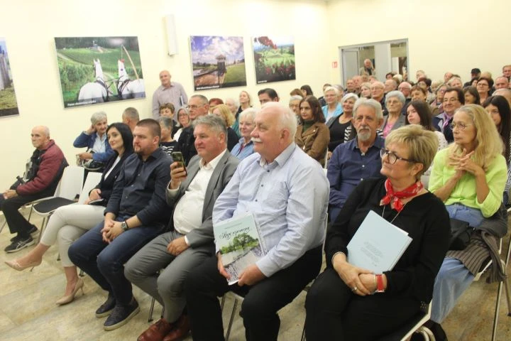 MJESEC HRVATSKE KNJIGE U PLETERNIČKOJ KNJIŽNICI: Predstavljena zbirka pjesama ’Kapi uspomena’ Predraga Milosavljevića